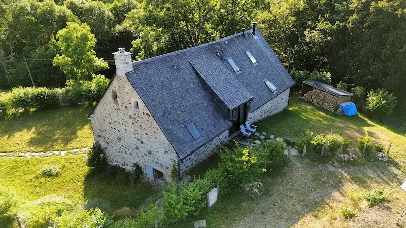 L'entrée des hôtes de la Grange de L'Abille vue du ciel