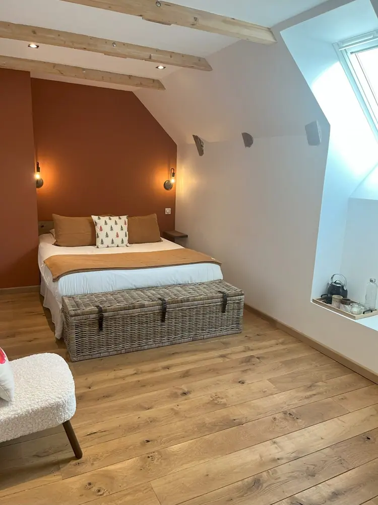 Chambre moderne avec lit confortable.