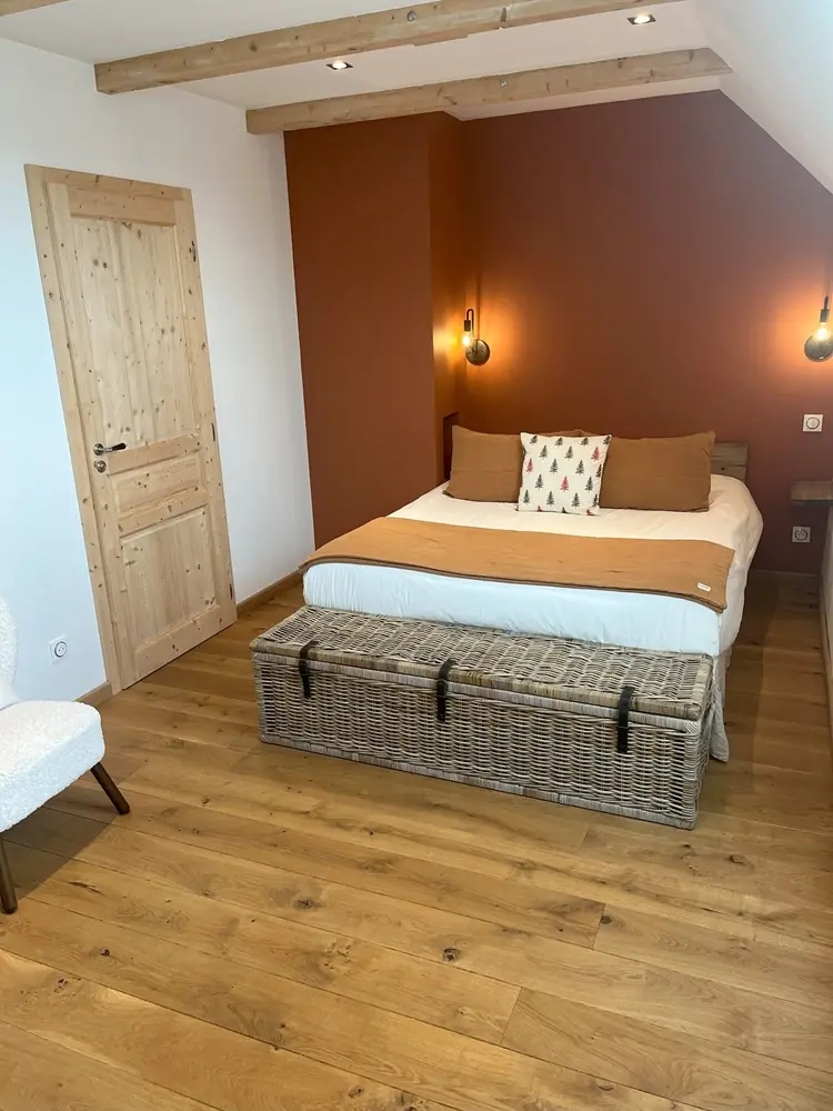 Chambre chaleureuse avec lit confortable