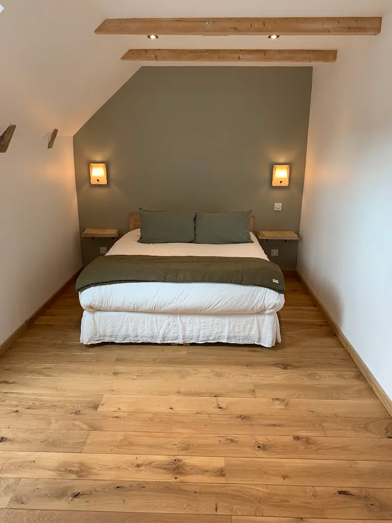 Chambre moderne avec lit confortable.