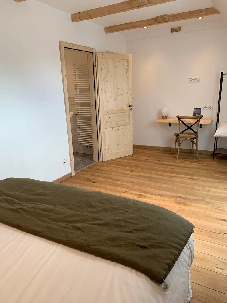 Chambre lumineuse avec mobilier en bois.