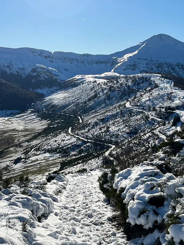 La Grange de L'Abille 4 Puy Mary Hiver La Grange de L'Abille Paysage enneigé et montagneux magnifique du Puy-Mary dans le Cantal