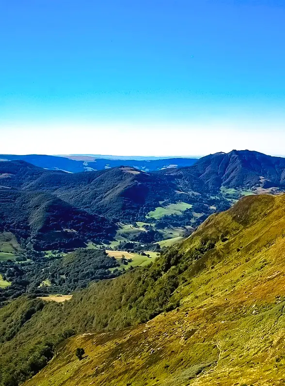 La Grange de L'Abille 3 Puy Mary cantal La Grange de L'Abille Paysage montagneux sous un ciel bleu du Puy Mary dans le Cantal