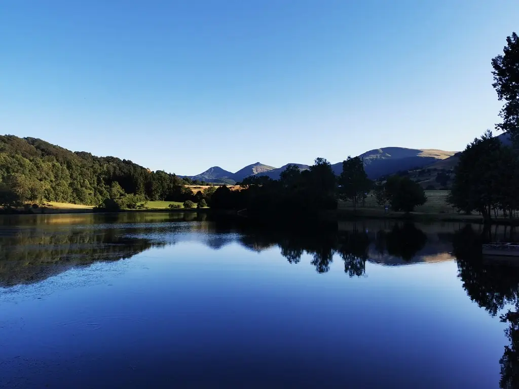 Lac des cascades à Cheylade dans le Cantal