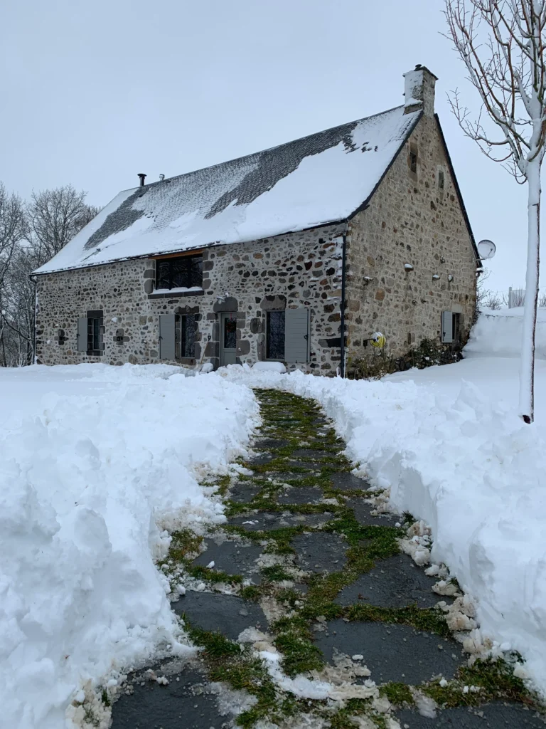 La Grange de L’Abille im Winter unter Schnee, mit dem Steinplattenweg zum Haus