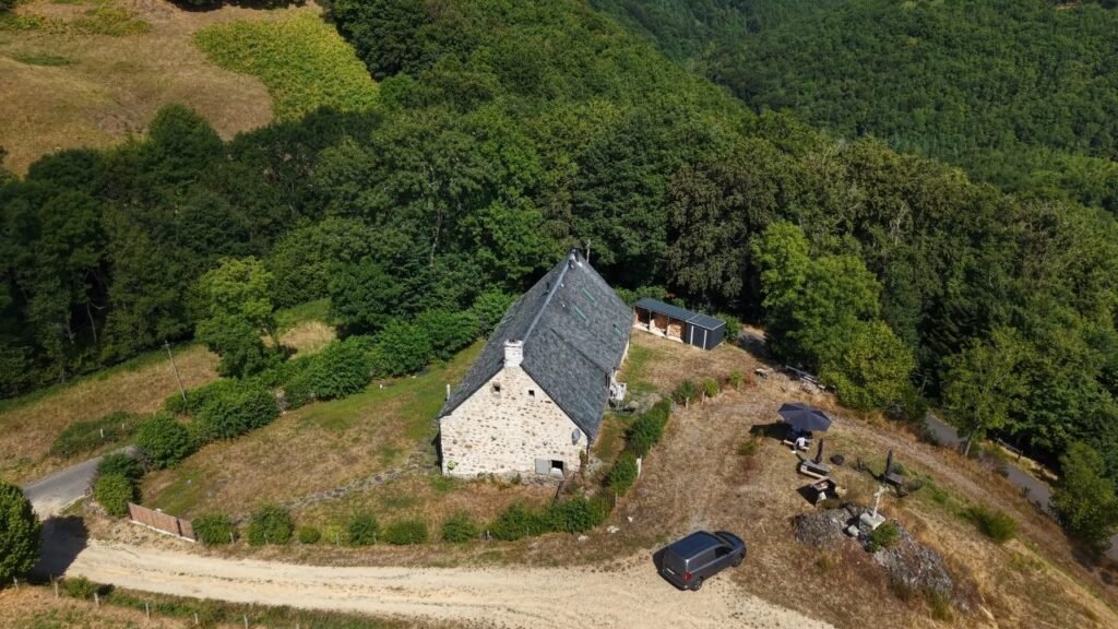 La Grange de L'Abille aus der Luft, am Ende des Weges, umgeben von Wald