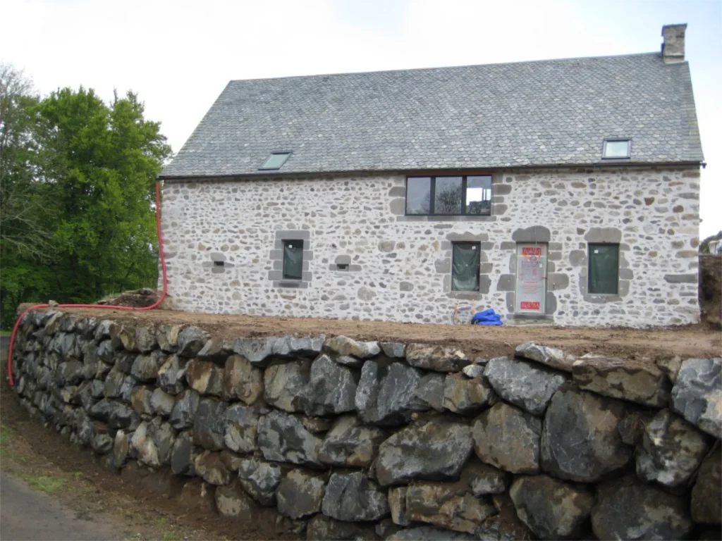 La Grange during the works: the stone wall that supports the terrace
