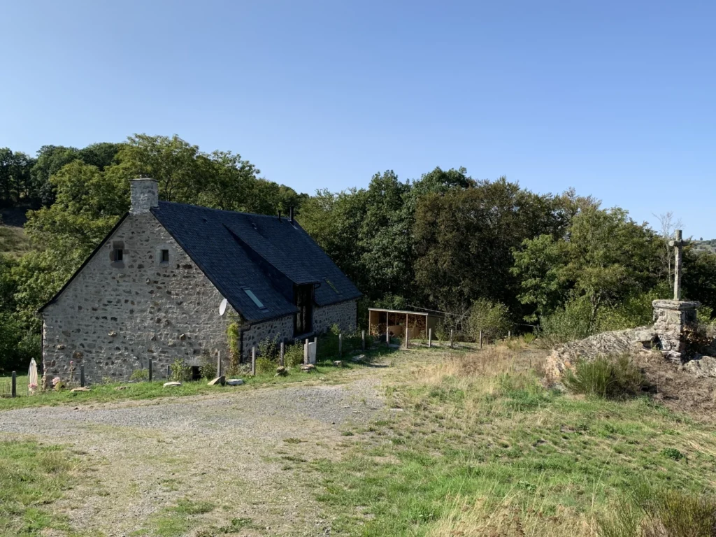 La Grange de L’Abille in ihrer Landschaft aus Wiesen und Wäldern